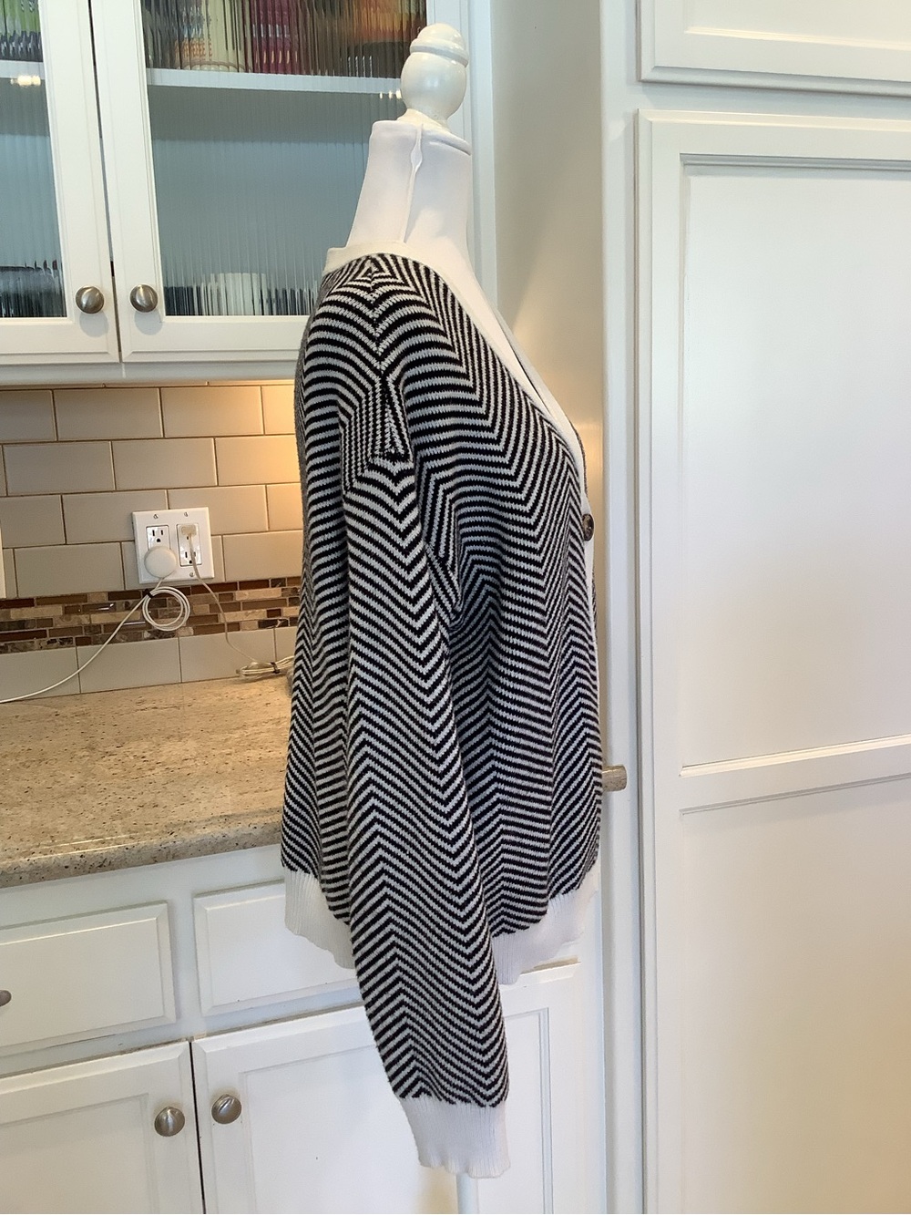 Commense Black & White Striped V-Neck Cardigan Size Large - Picture 4 of 10